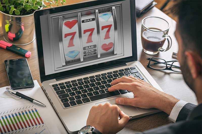 Is it better to max bet with online slot machines